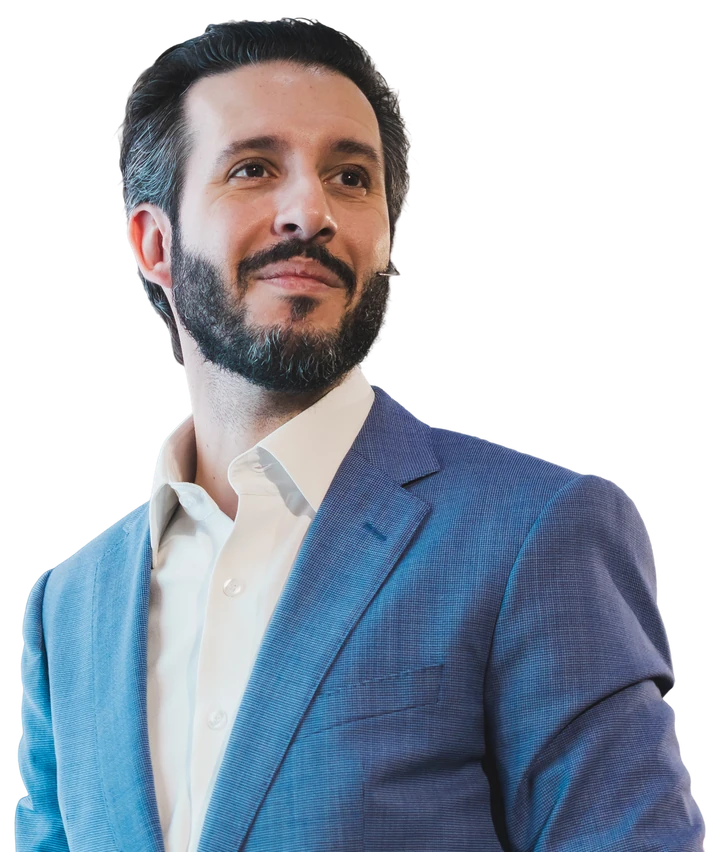 Erick Loureiro, de terno azul, em um evento