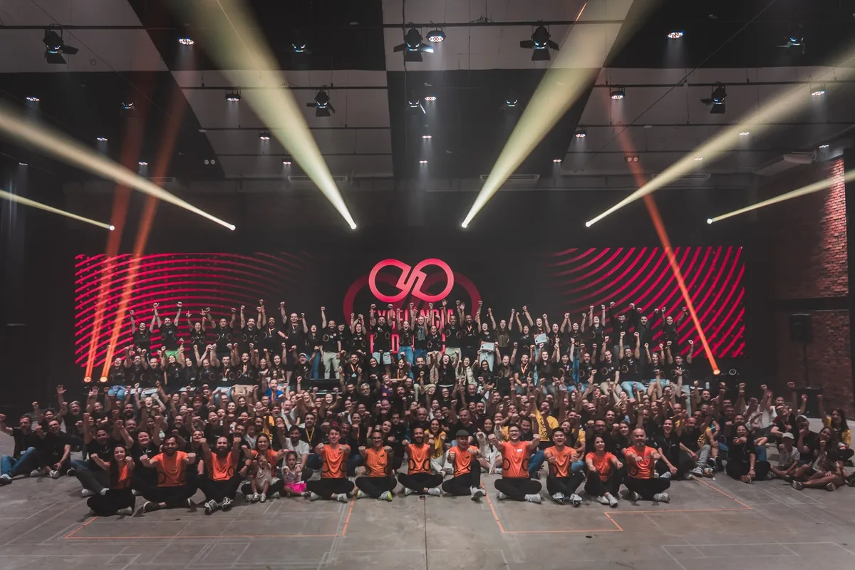 Plateia lotada em um evento presencial do ELOS